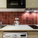 Cozy Apartment In Akacfa St, Sun